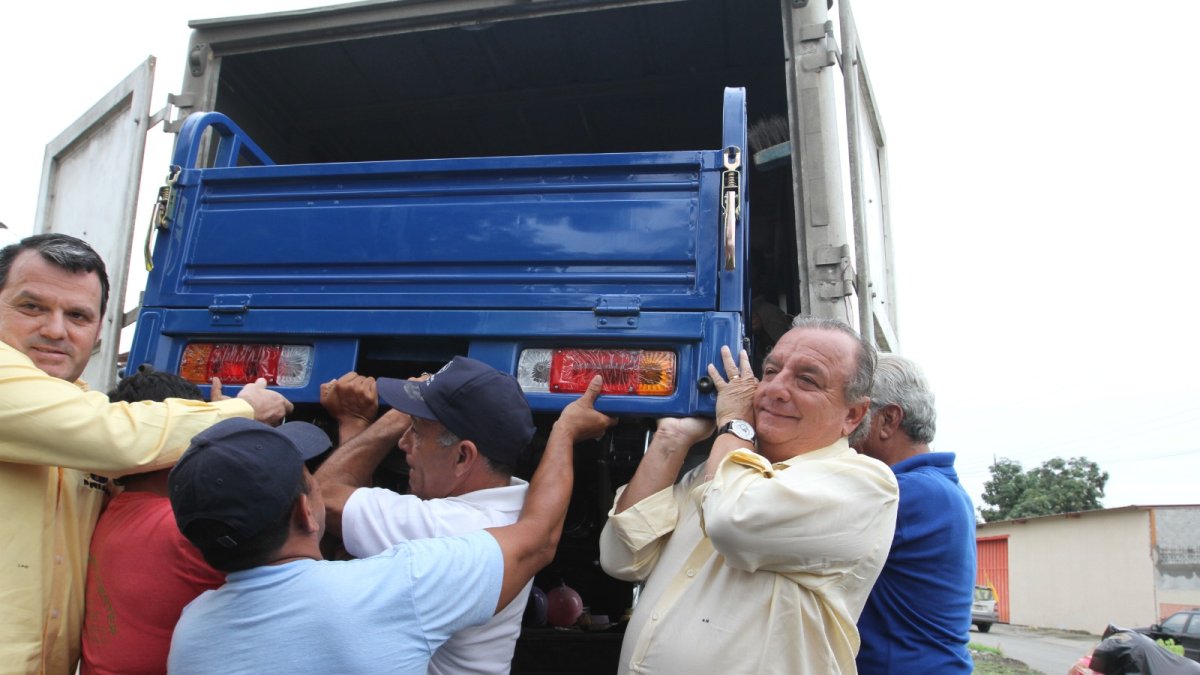 En sus cinco intentos por llegar a la presidencia, Álvaro Noboa obsequió congeladores, cocinas industriales, sillas de ruedas y dinero.
