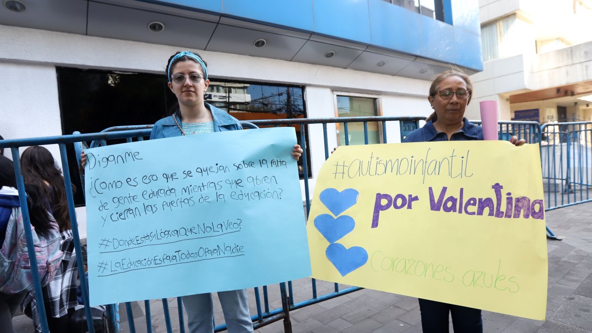 En la protesta de padres de niños con autismo, en Quito, se compartió experiencias similares de rechazo y dificultades en el sistema educativo.