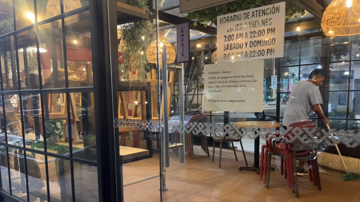 Operación. En las puertas de este local, el miércoles 18 de septiembre estaba pegado un rótulo que decía que ese día cerraban a las 20:00, dos horas antes del toque de queda.