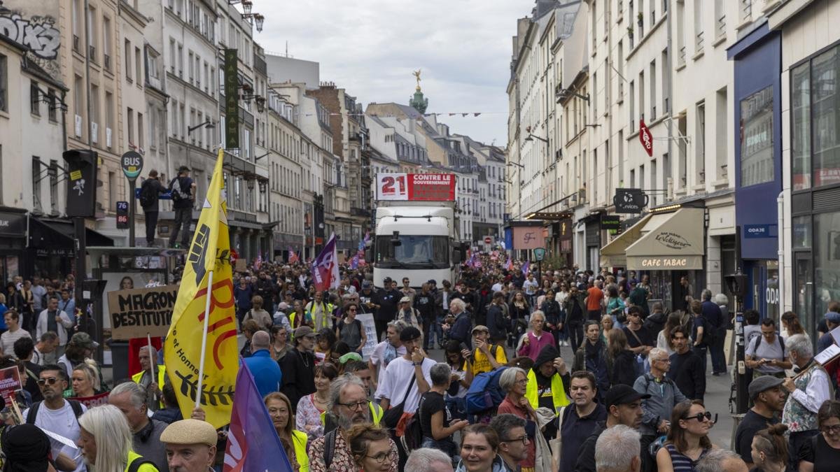Organizaciones de izquierdas se manifestaron contra el primer ministro Michel Barnier y piden la destitución del presidente francés Emmanuel Macron, en París, este sábado 21 de septiembre.