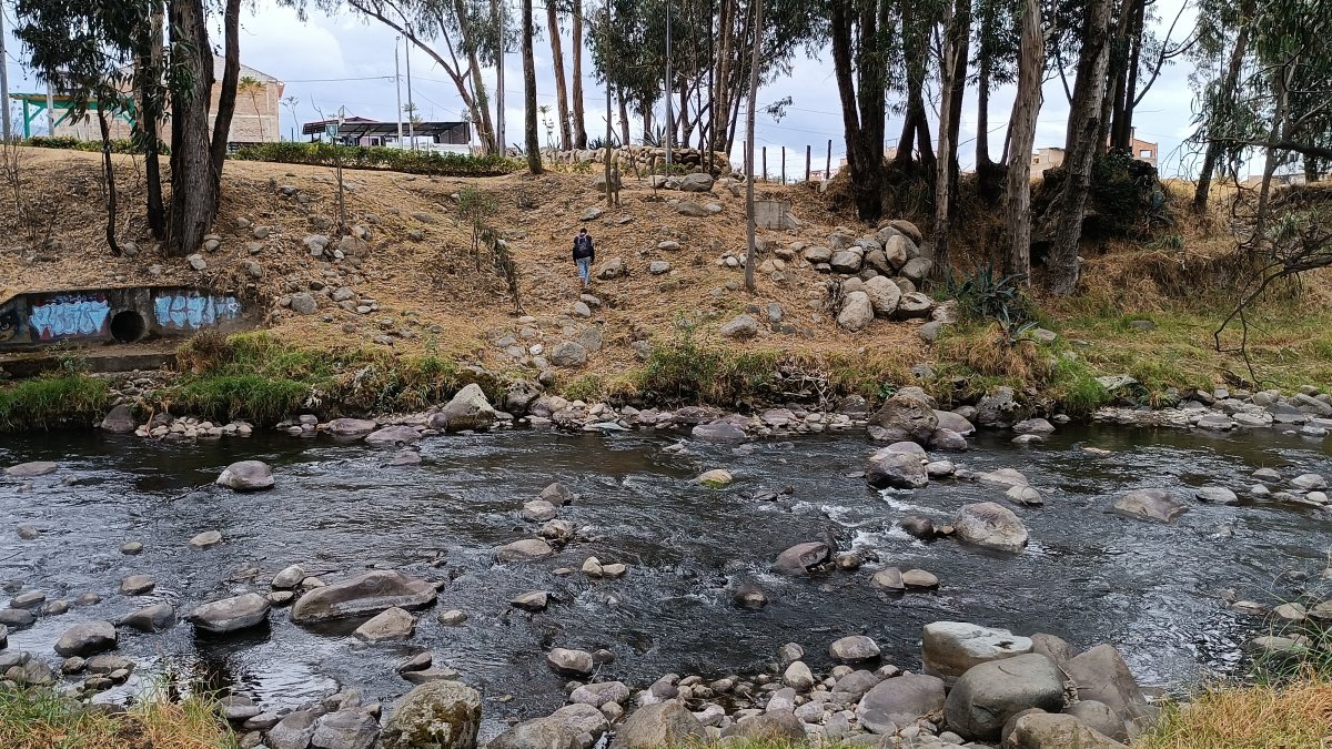 El río Yanuncay se mantiene en estiaje debido a que su caudal se mantiene en 1.17 metros cúbicos por segundo.