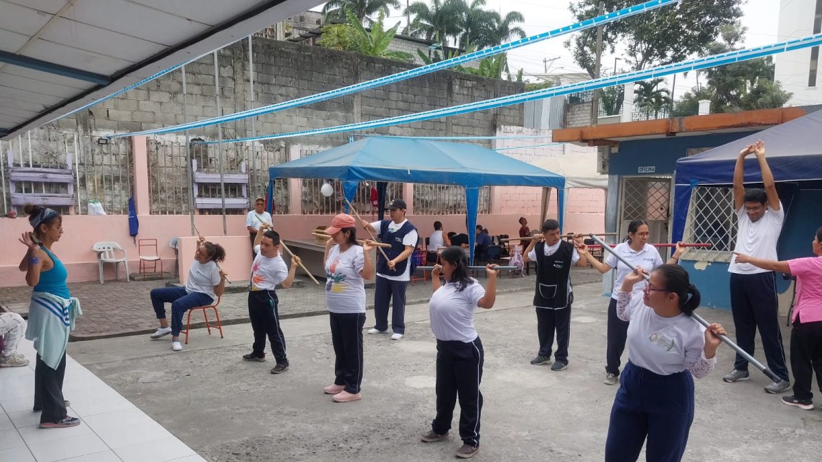 Terapeutas y voluntarias brindan terapias físicas y ocupacionales a los 35 chicos con diferentes tipos de discapacidad