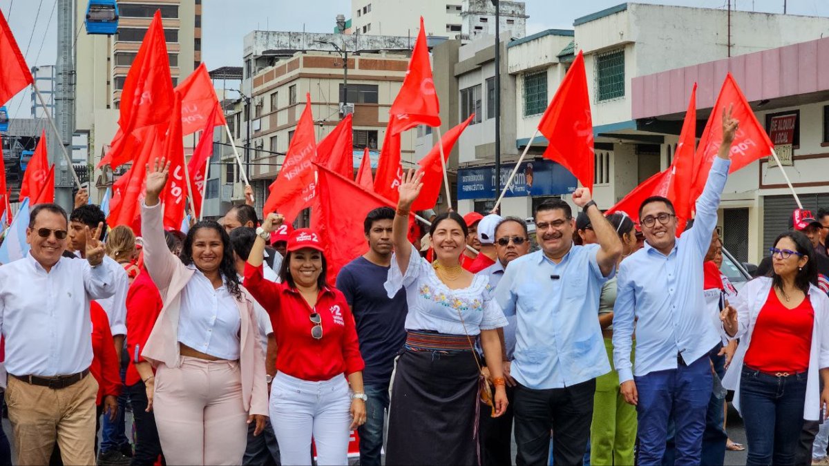 Unidad Popular acudió a la Delegación Electoral del Guayas para inscribir a sus candidatos de forma simbólica.
