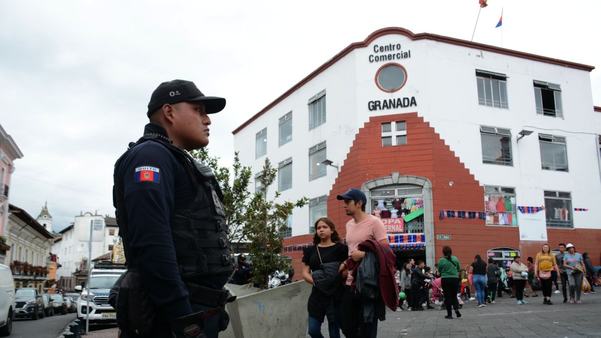 Las ventas ambulantes proliferan en los exteriores de los centros comerciales del ahorro.