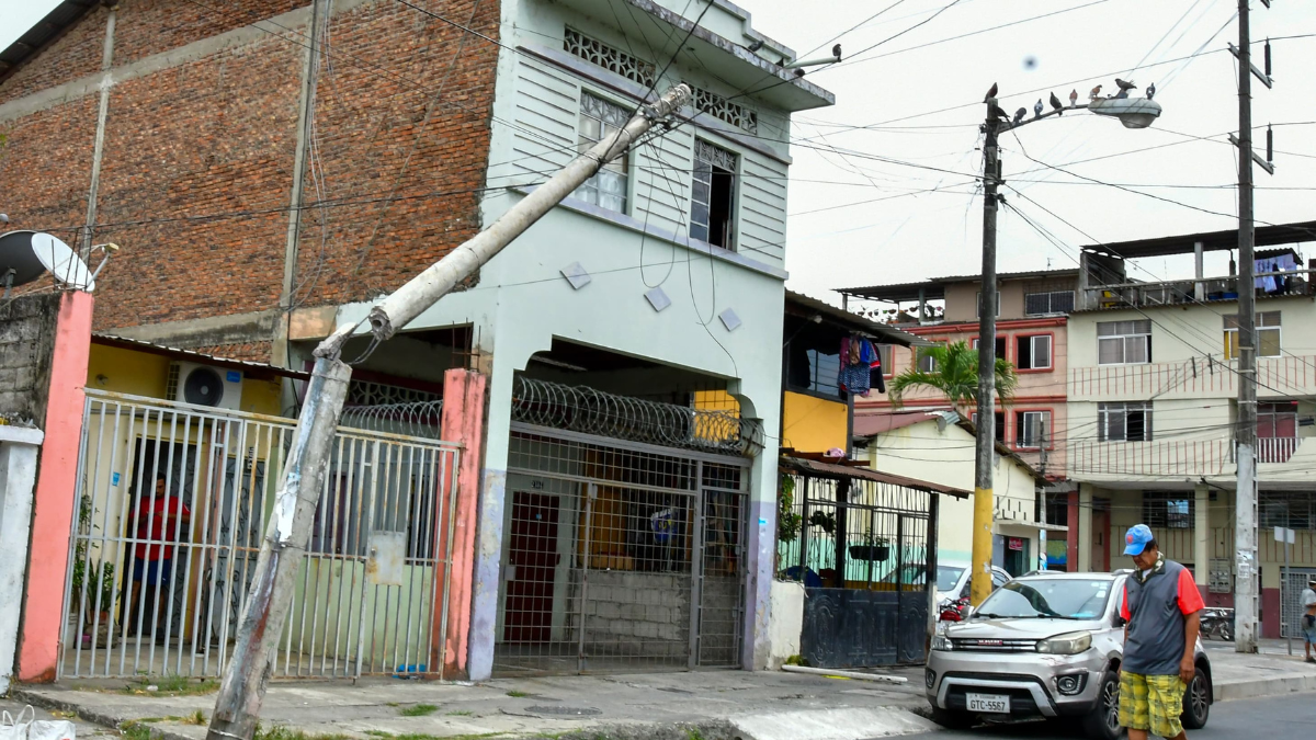 Hombre baleado se estrelló con un poste.