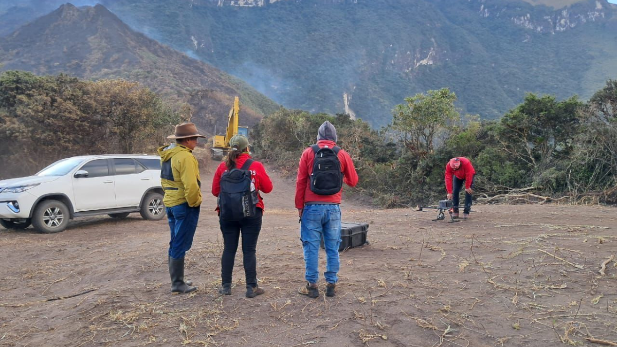 Cinco bomberos controlan que las fumarolas no se salgan de control.