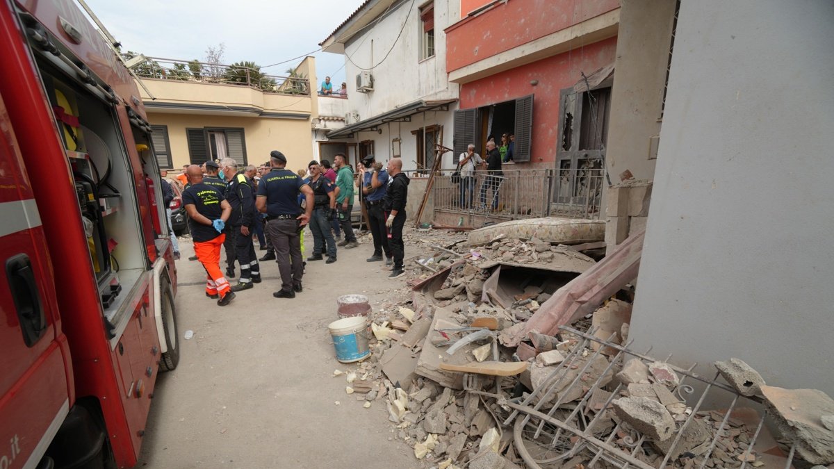 Personal de emergencia y agentes del orden trabajan en el lugar de un edificio derrumbado en Saviano, distrito de Nápoles, sur de Italia, este domingo 22 de septiembre de 2024.