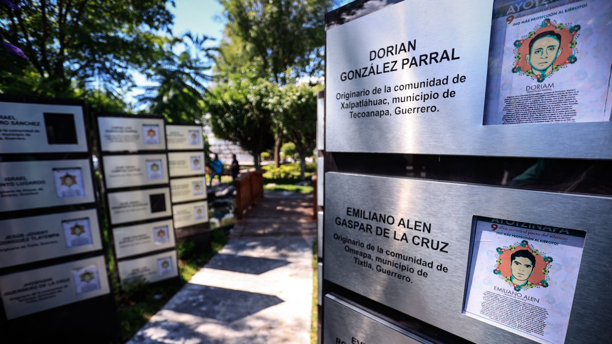 Placas en memoria de los 43 estudiantes de Ayotzinapa, durante una manifestación este sábado 21 de septiembre en la ciudad de Chilpancingo en el estado de Guerrero (México).