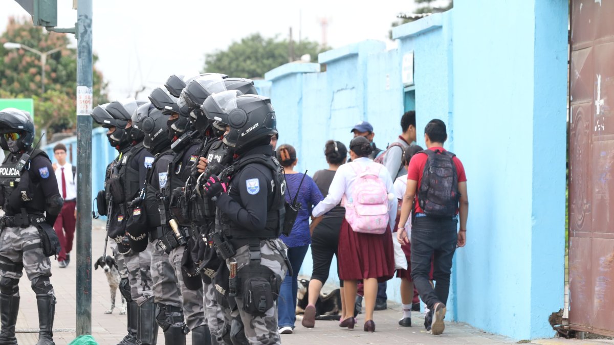 La Policía  resguardaba el ingreso escolar.