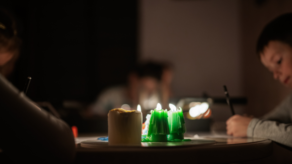 Cortes de luz continúa afectando la rutina a los ecuatorianos.