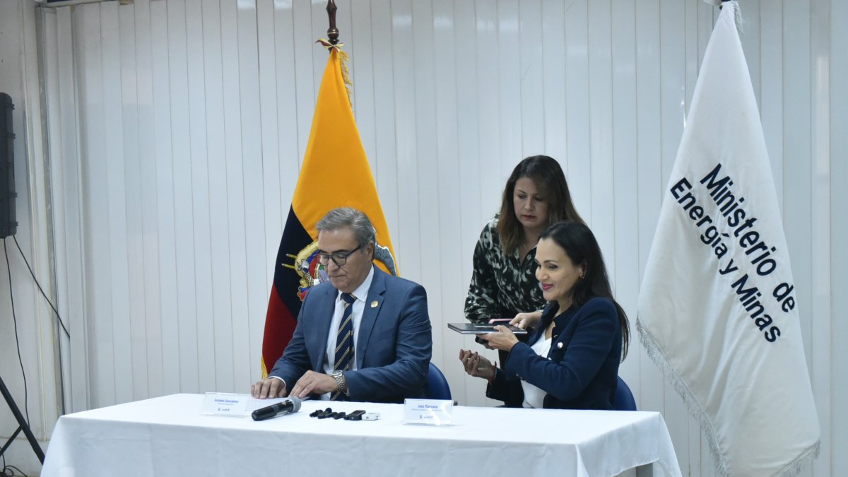 Rueda de prensa sobre los cortes de luz en Ecuador, en el Ministerio Energía y Minas.