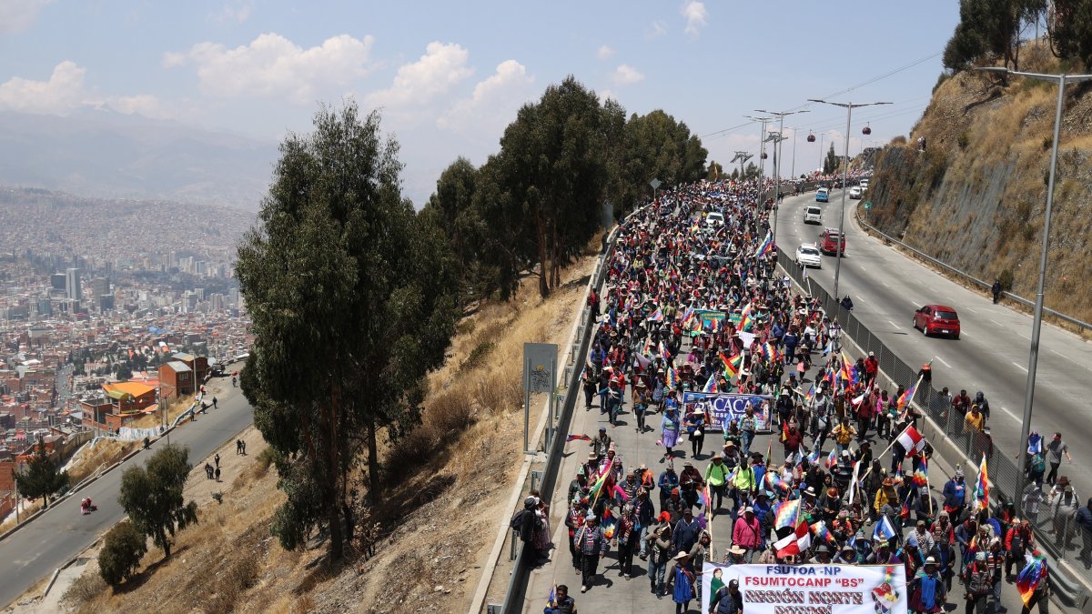 Simpatizantes del expresidente de Bolivia (2006-2019) y líder oficialista, Evo Morales, participan en una marcha este lunes, a la entrada de La Paz (Bolivia).