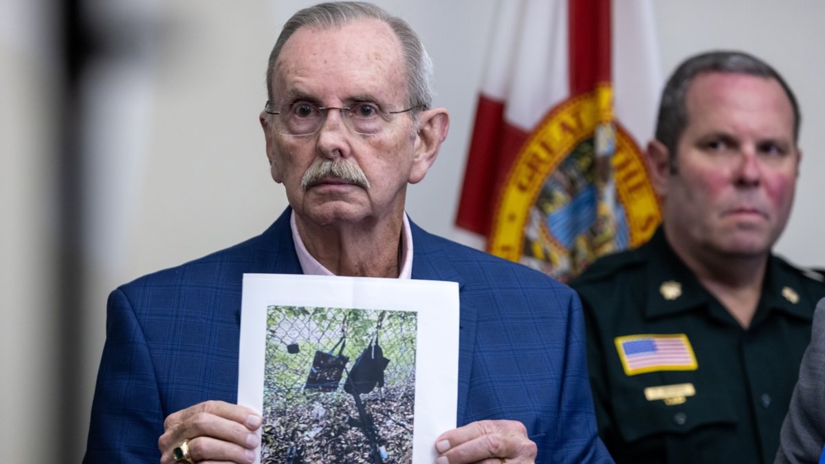 El Sheriff Ric Bradshaw mientras muestra una foto de los elementos que se encontraron junto a la valla del campo