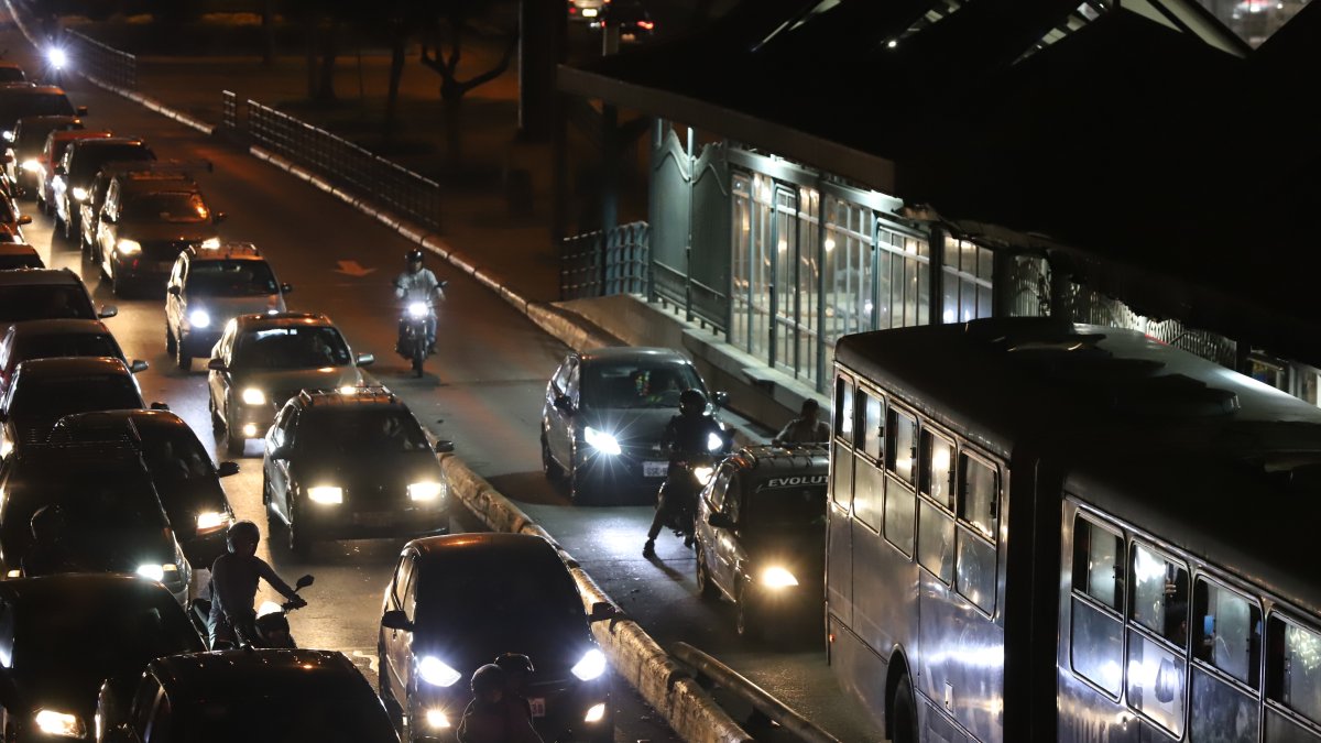En las noches. Los conductores utilizan el carril de la Metrovía para evitar los trancones especialmente entre las 19:00 y 20:00, ya que el tráfico colapsa.