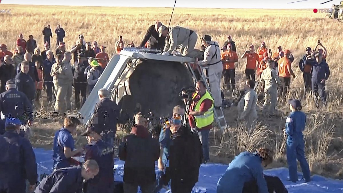 Miembros del equipo de rescate ayudan al cosmonauta ruso Oleg Kononenko a salir de la cápsula espacial Soyuz MS-25 poco después de aterrizar este 23 de septiembre de 2024.