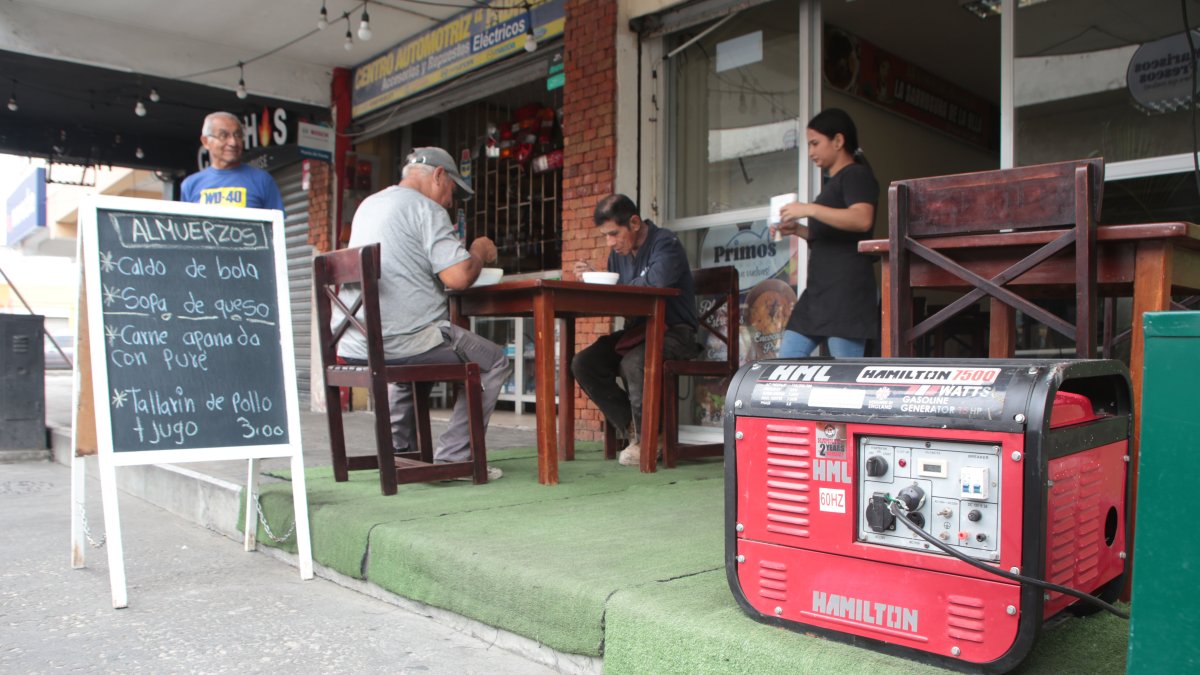 La falta de energía ha obligado a que los negocios compren generadores o cambien horarios.