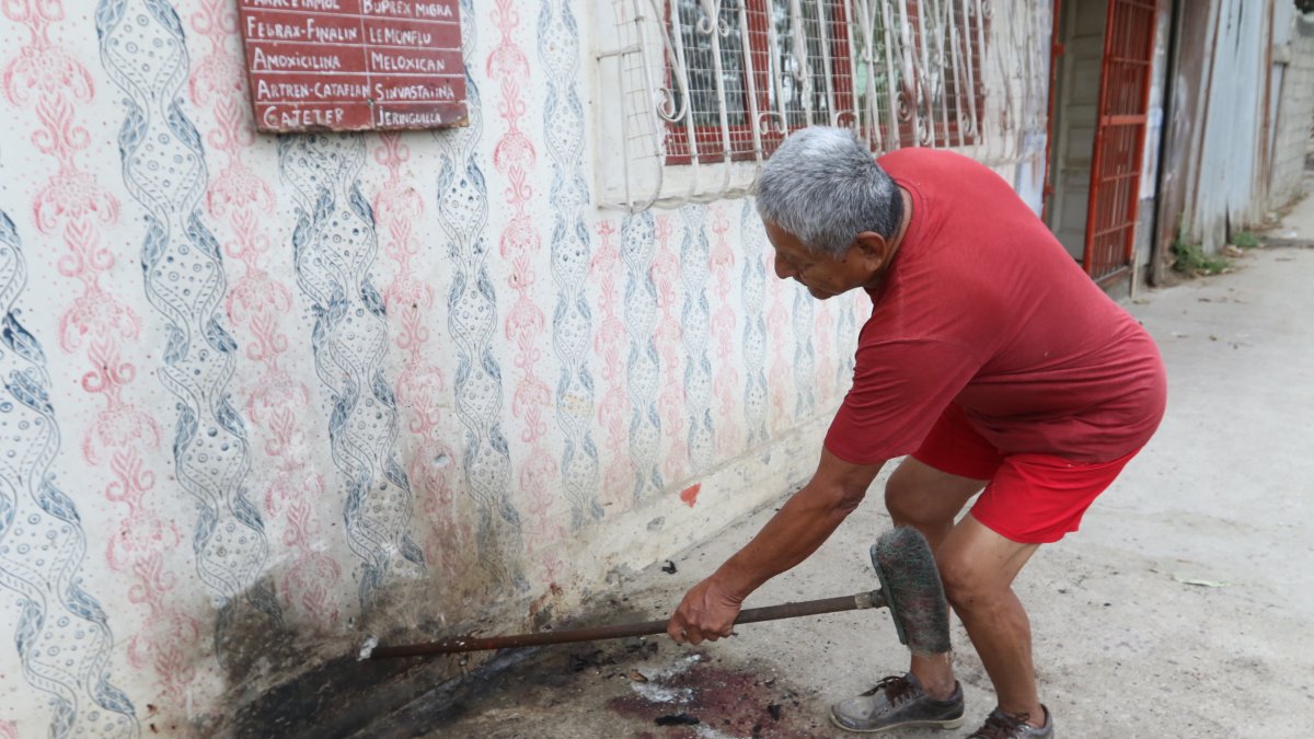 Daños. En el cantón Durán, moradores se dedicaron a limpiar el rastro de los crímenes dados en la zona.