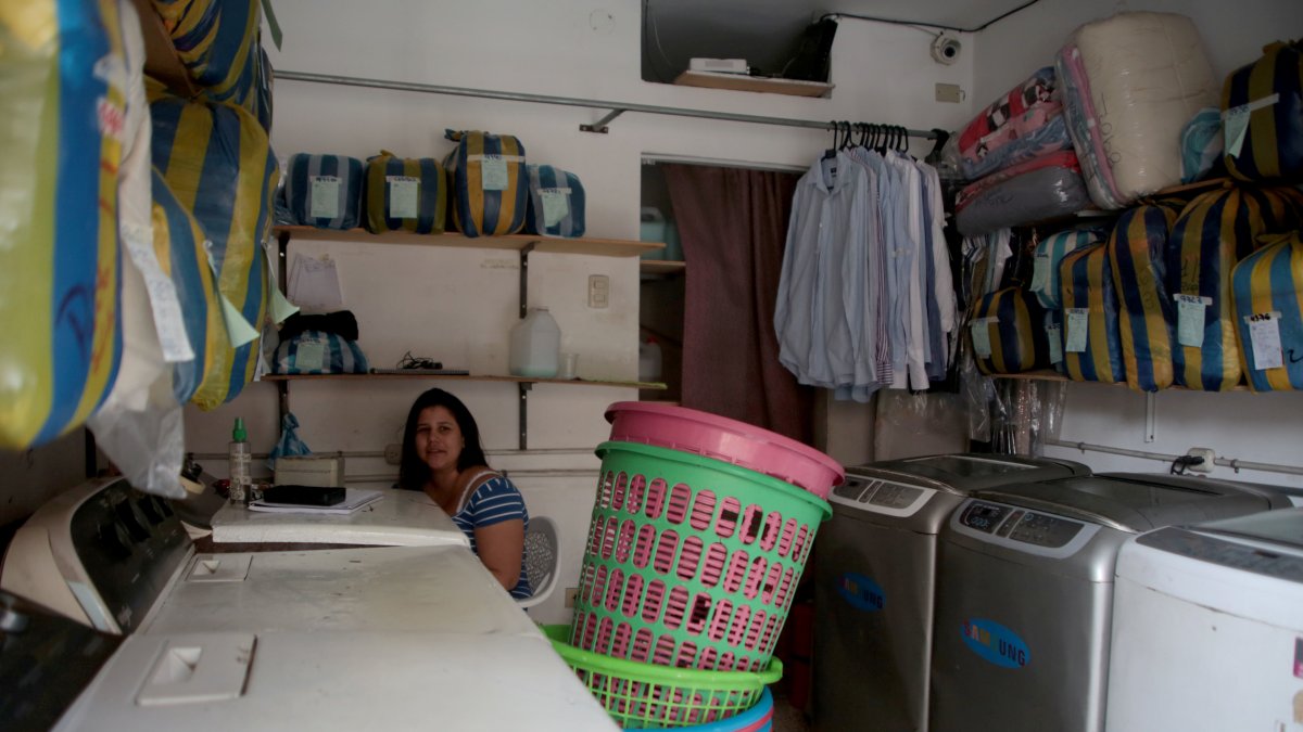 Negocio. Las lavanderías abrieron, pero no pudieron laborar sin luz.