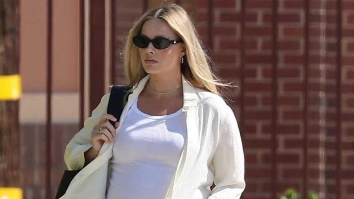 Margot Robbie paseando por Los Angeles.