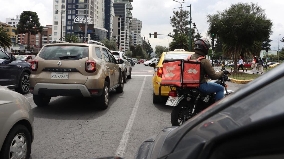 El Pico y Placa en Quito rige para autos y motos en dos horarios de lunes a viernes.