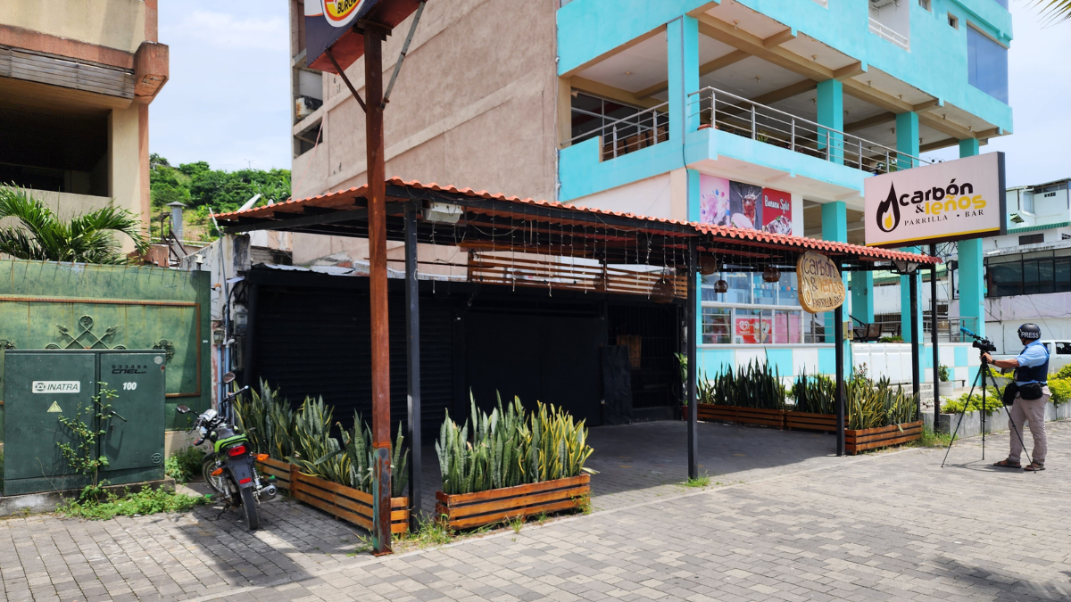 La falta de electricidad ha obligado a muchos negocios a reducir sus horarios de atención.