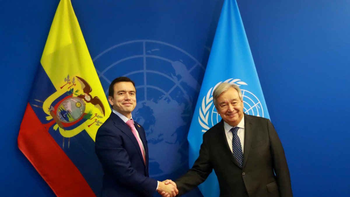 Fotografía cedida por Presidencia de Ecuador del mandatario ecuatoriano, Daniel Noboa (i), saludando al secretario general de las Naciones Unidas, António Guterres durante una reunión este lunes, en Nueva York (Estados Unidos).
