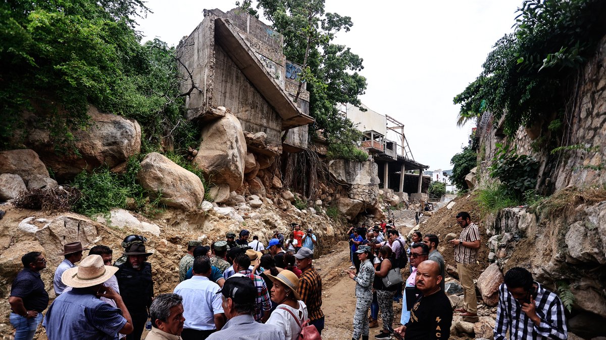 Autoridades municipales y habitantes recorren el canal del río del Camarón donde supervisan la limpieza de los canales por las lluvias.