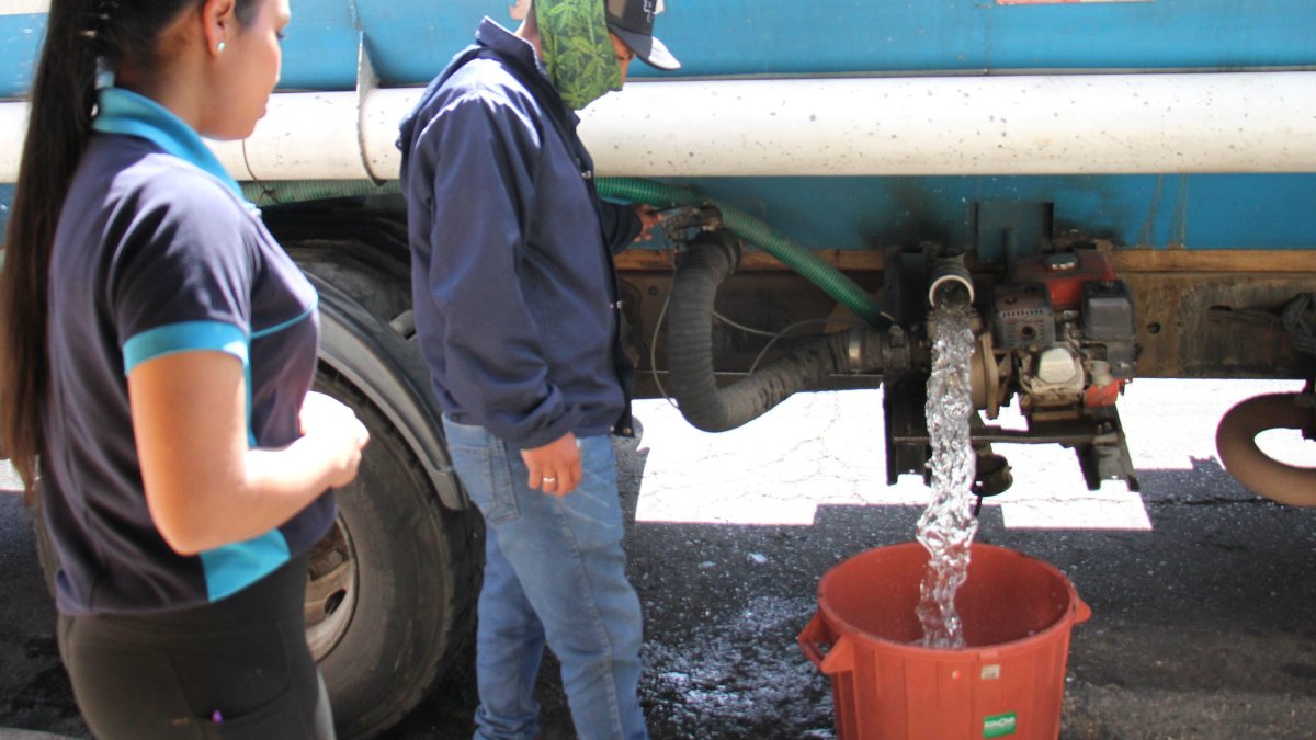 Las personas reciben agua en tanqueros, debido a los cortes de servicio en algunos barrios de Quito.