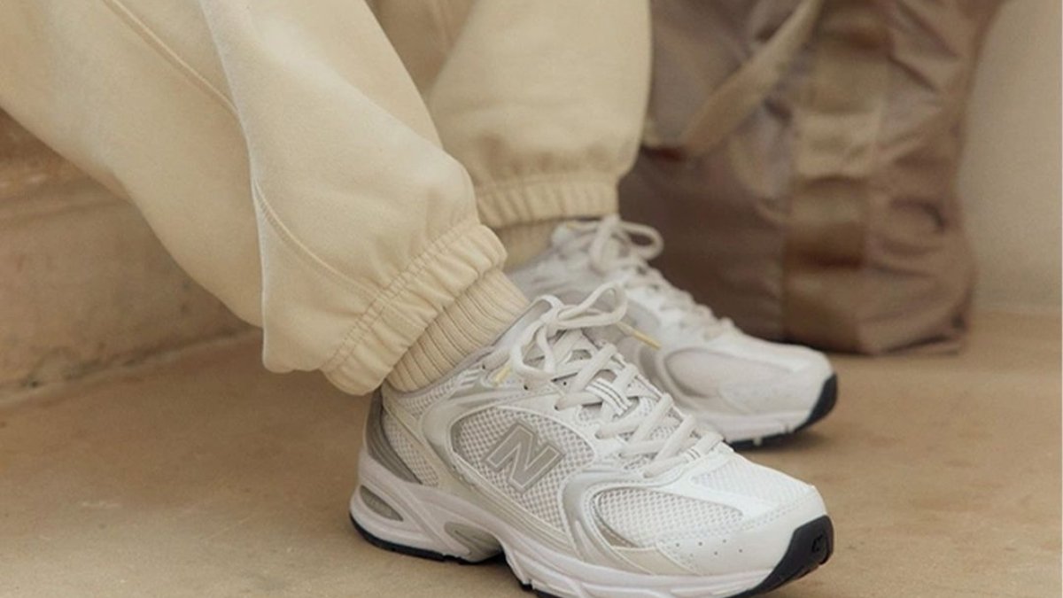 Retrocediendo a los años 90, las zapatillas New Balance.