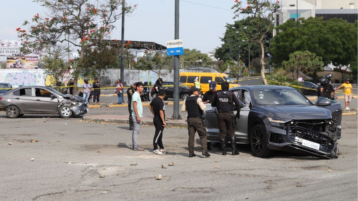 Auto baleado en Teatro Centro de Arte.