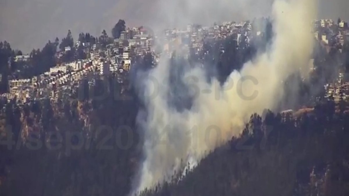 Un incendio en un talud de la avenida Simón Bolívar, en Gualo, se observó desde otros sectores de Quito.