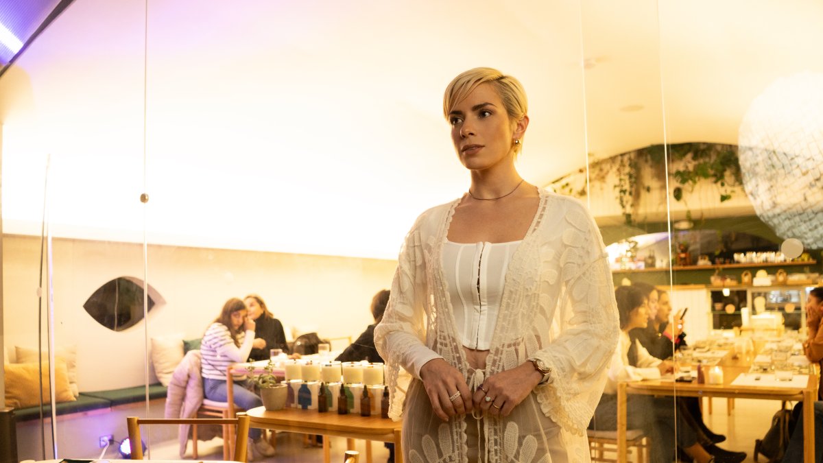 Velas, fragancias, sahumerios y cuarzos son parte de lo que emprende desde Cuenca.