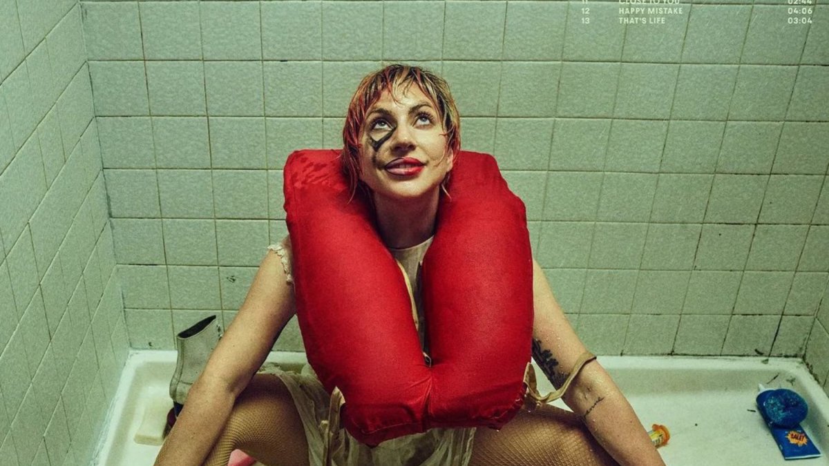 Contraportada del álbum Harlequin de Lady Gaga.