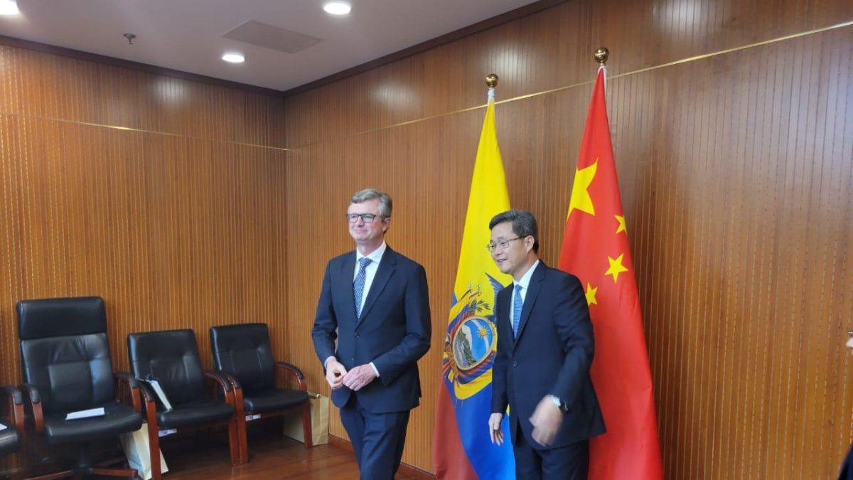 El ministro de Economía y Finanzas, Juan Carlos Vega, y su par chino Lan Fo'an.