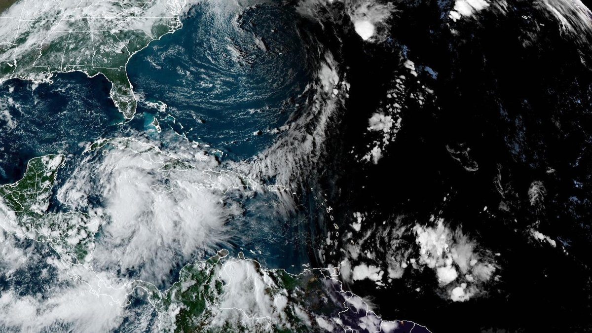 Foto satelital este lunes de la Oficina Nacional de Administración Oceánica y Atmosférica (NOAA) que muestra la localización del ciclón tropical nueve en el Caribe.