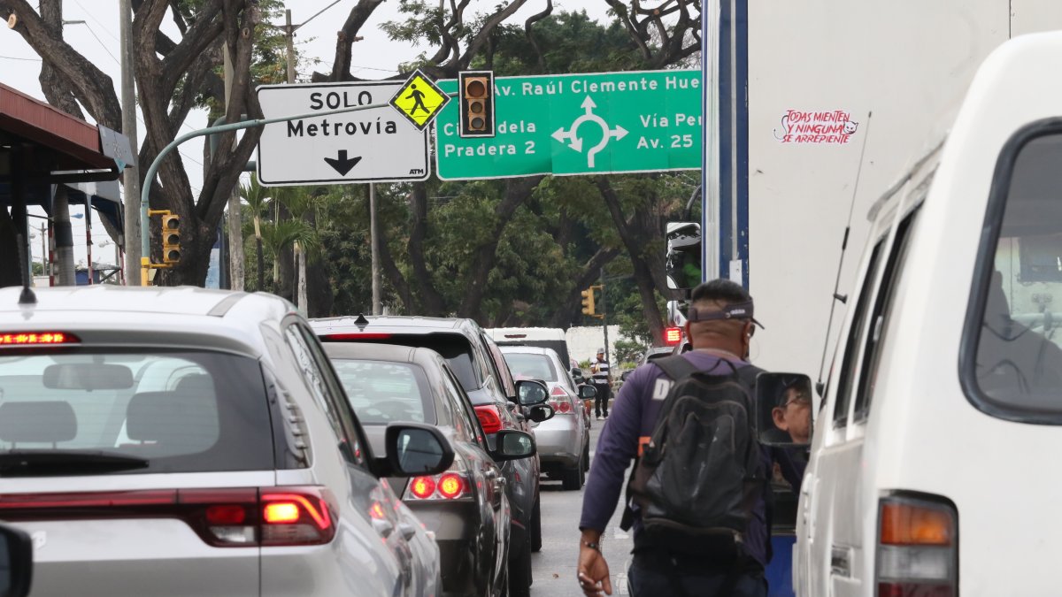 Los cortes de luz han afectado la movilidad tanto de vehículos como peatones.
