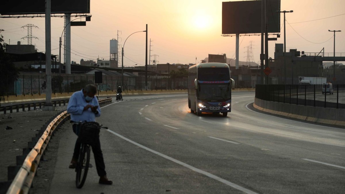 Fotografía de archivo que muestra a un bus de transporte intermunicipal en una carretera de las afueras de Lima (Perú).