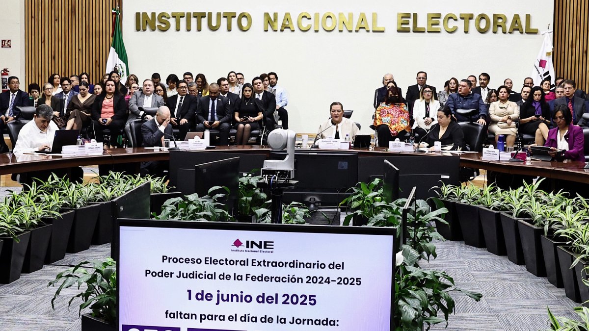 La consejera presidenta del INE, Guadalupe Taddei (c), participa en la sesión de inicio del proceso electoral para elegir ministros, magistrados y jueces.