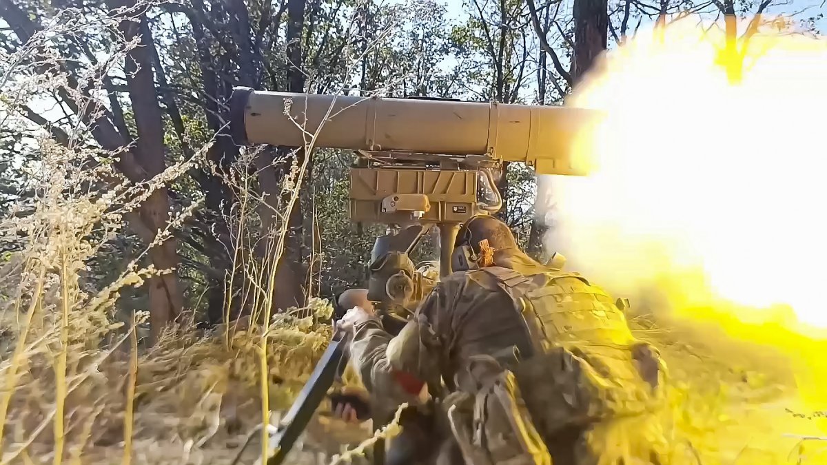 Una imagen muestra a un militar ruso disparando el misil antitanque 9K111 Fagot lanzado por tubo hacia vehículos militares ucranianos, en un lugar no revelado en la región de Kursk.