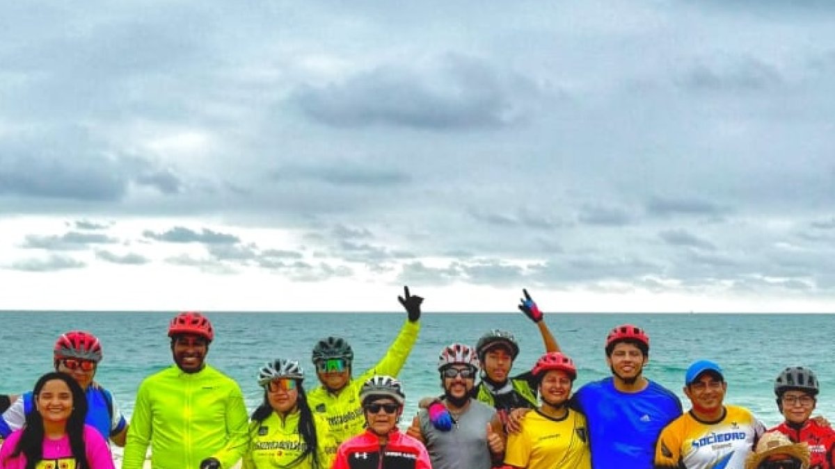 Algunos de los integrantes del grupo República Biker tras realizar la ruta en la Península.