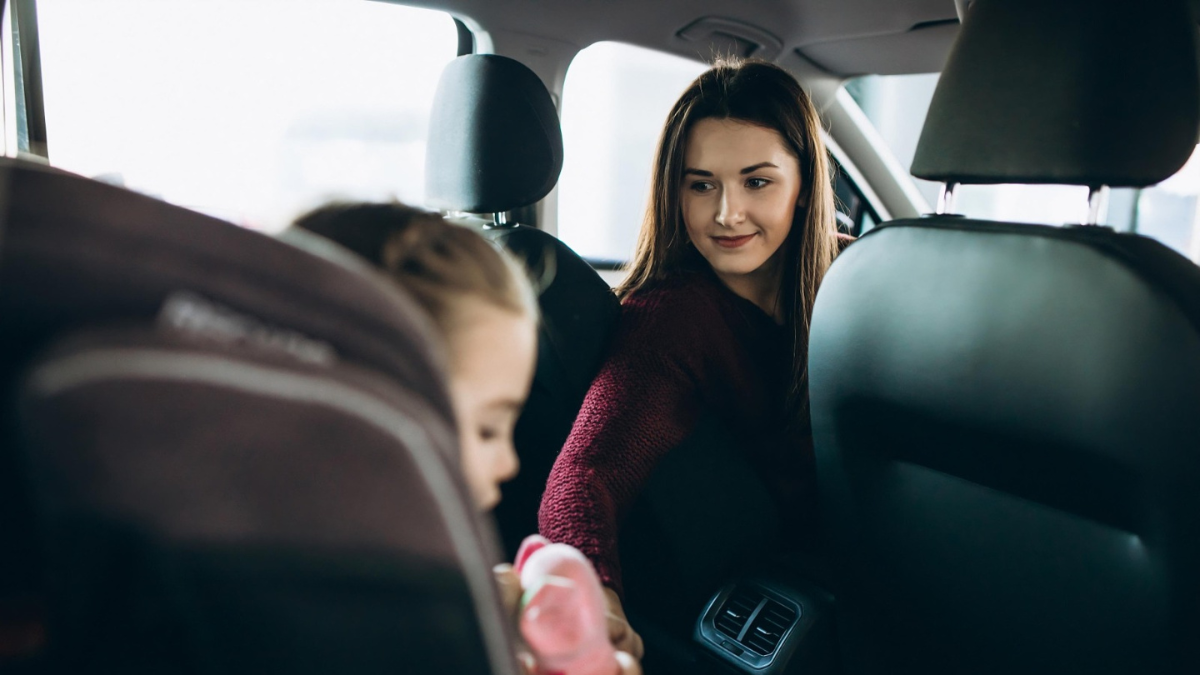 Padres de familia acondicionan un espacio seguro para el trayecto de sus hijos.