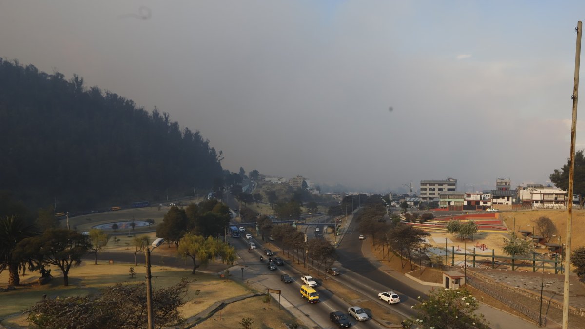 El humo era visible desde distintos puntos de la ciudad.