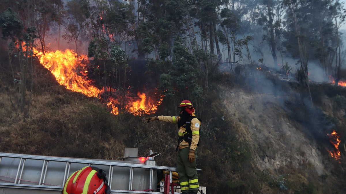 El incendio en Quito, que se inició en una quebrada de la avenida De Los Conquistadores, en Guápulo, afectó vías como la av. Simón Bolívar.