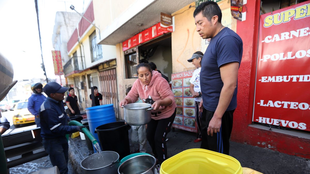 Un tanquero con 10.000 litros de agua llegó a La Forestal para abastecerlo de agua. Todo recipiente era válido para recoger el líquido vital.