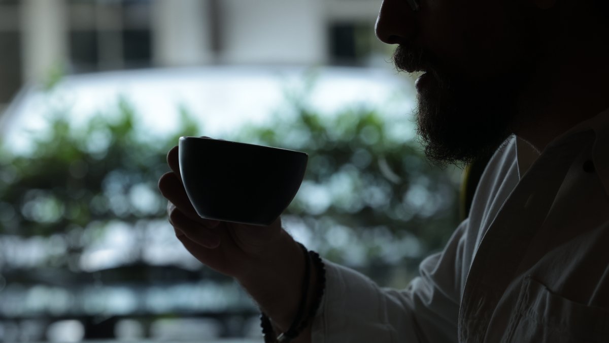 El café de especialidad destaca por su calidad y sabor único. Conoce su origen, proceso de producción y las diferencias con el café comercial