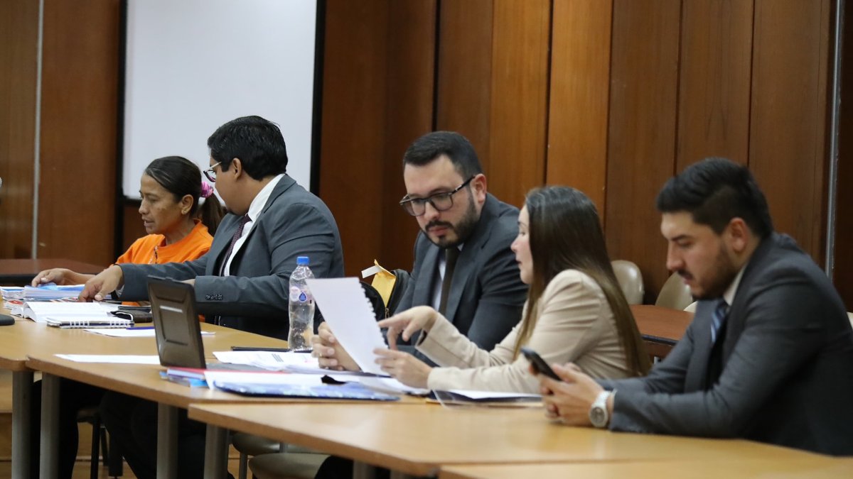 Fabiola Gallardo (centro) y la jueza Silvana Orozco Vizueta (de naranja) asistieron a su audiencia de revisión de medidas cautelares este martes 24 de septiembre.