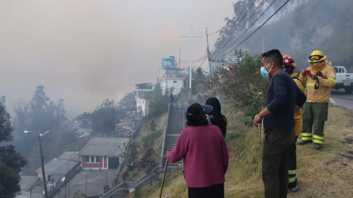 El Barrio Bolaños está en riesgo por el incendio forestal en Quito.