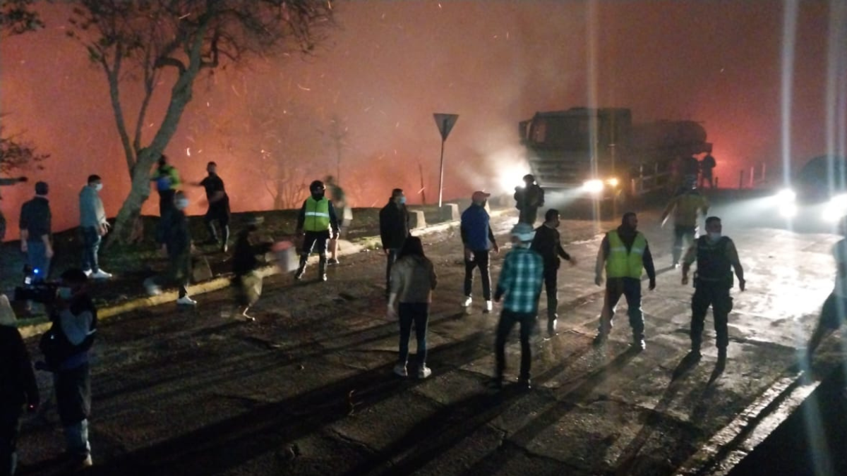 Vecinos de la González Suárez se organizan para combatir el incendio.