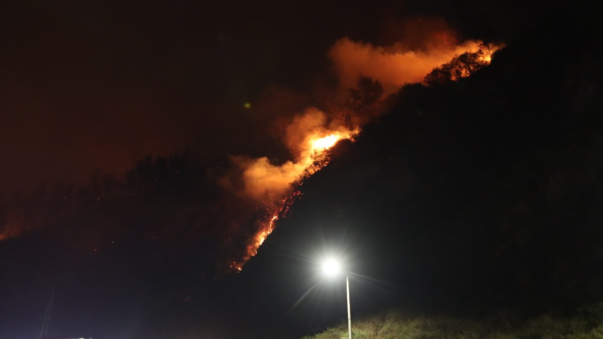 El incendio en Guápulo se propagó hacia el parque Metropolitano y alcanzó el sector de Bellavista.
