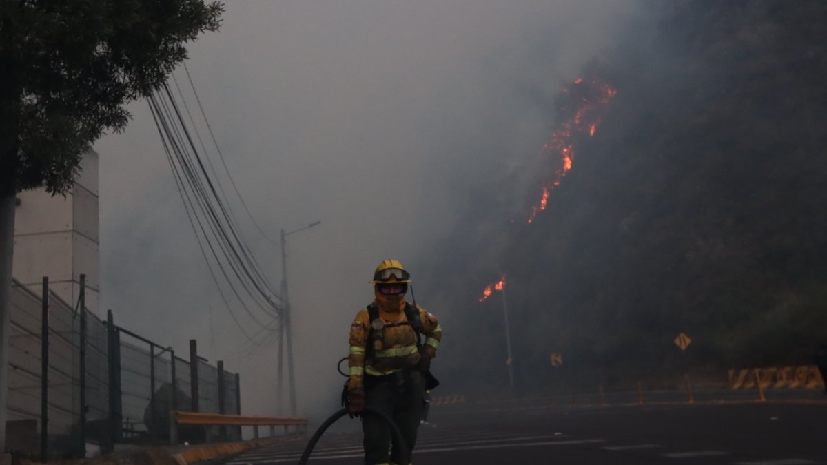 La calidad del aire y la oscuridad impiden el sobrevuelo de helicópteros cisternas.